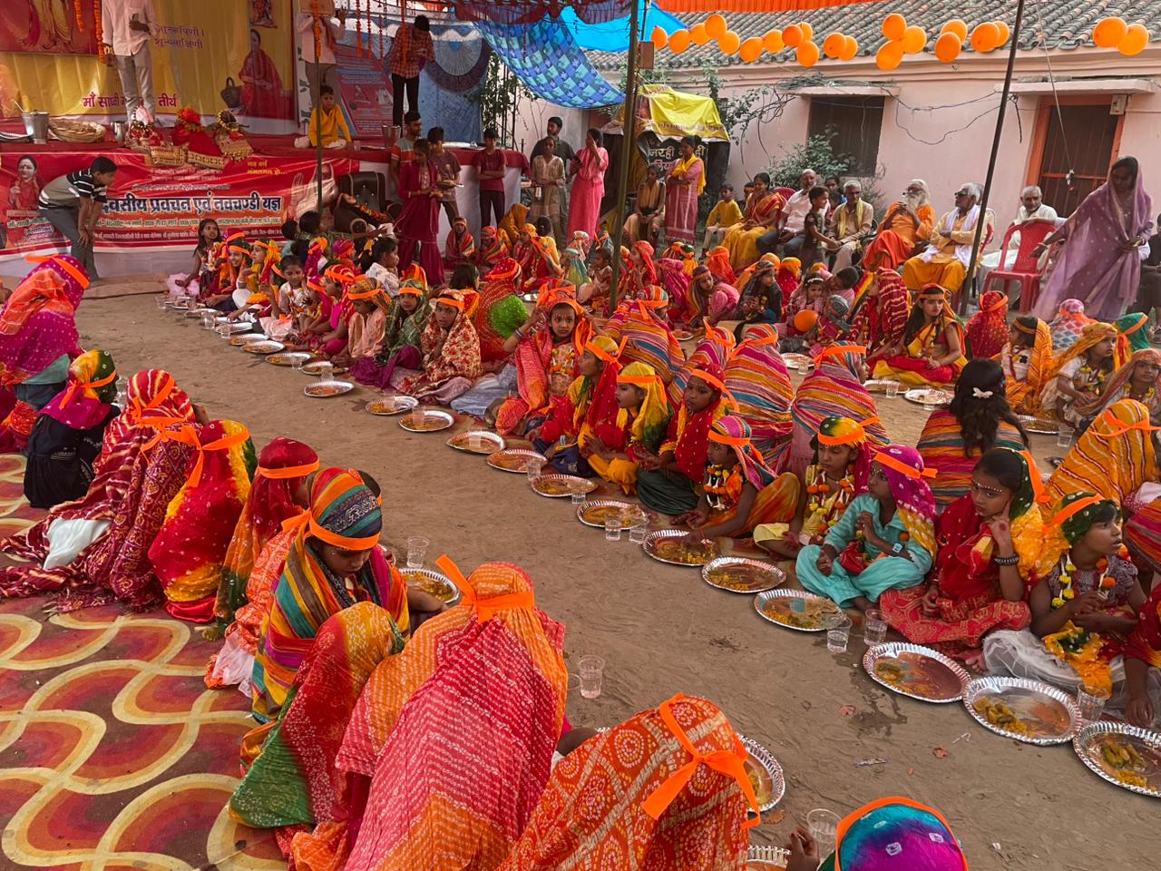 ‎ ‎ ‎ ‎माँ भगवती विन्ध्यवासिनी मंदिर पे 109कन्याओ का किया गया पूजन। ‎ ‎ ‎ ‎ रिपोर्टर :संजीत कुमार वर्मा ‎नरही थाना क्षेत्रअंतर्गत राम नवमी का पर्व हर्षोल्लास के साथ मनाया गया, साथ ही चैत्र नवरात्र के समापन के साथ आदि शक्ति माता की उपासना कर शुक्रवार के दिन सुबह विधि विधान से हवन-पूजन के साथ माँ भगवती विन्ध्यवासिनी मंदिर पे किया गया भव्य भंडारे का आयोजन, जिसमें 109 कन्याओ का विशेष पूजन कर माँ भगवती स्वरुप कन्याओ का आशीर्वाद लेते हुए, विशाल भंडारे का आयोजन किया गया, जिसमें हजारों की संख्या में लोंग शामिल हुए और माँ की जयकारों से पूरा मंदिर भक्ति मय हो गया।